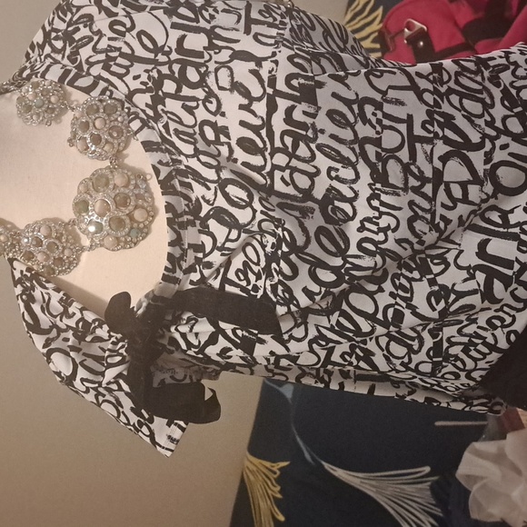 BUY 4 $26.     TOP AND PANTS - Picture 3 of 8